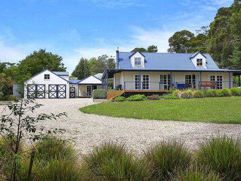 Duncraig House - Open Fireplace, Spa, Pet Friendly - Accommodation Redcliffe 0