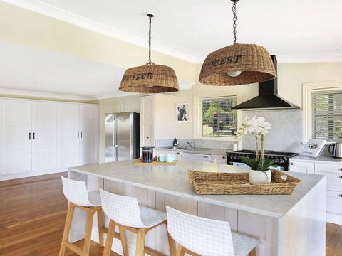 Duncraig House - Open Fireplace, Spa, Pet Friendly - Accommodation Redcliffe 3