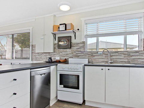 Dunkarein - 600m To Bosom Beach - Accommodation Redcliffe 1