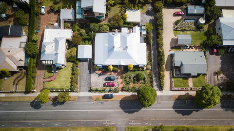 Dunmoylen House - Accommodation Redcliffe 1