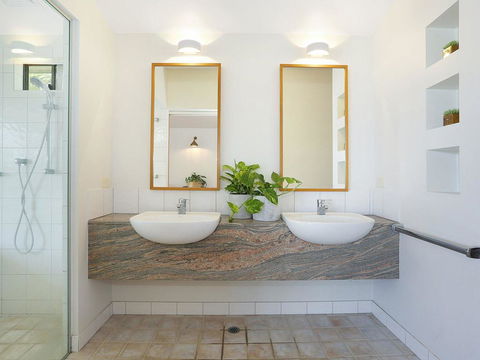 EAST COAST ESCAPES - Lighthouse Studio - Accommodation Redcliffe 3