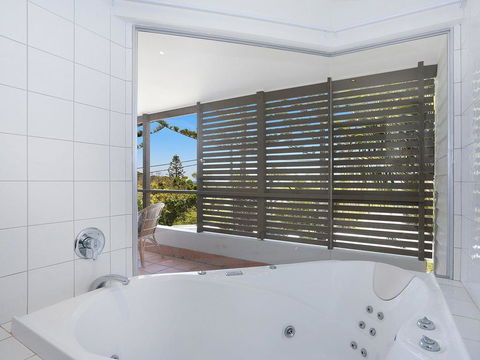 EAST COAST ESCAPES - Lighthouse Studio - Accommodation Redcliffe 2
