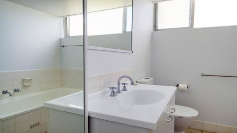 Ebbtide 2 - On Main Beach! - Accommodation Redcliffe 1