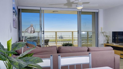 Ebbtide 2 - On Main Beach! - Accommodation Redcliffe 3