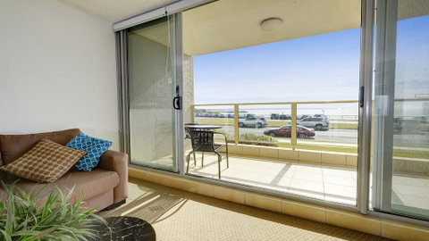 Ebbtide 2 - On Main Beach! - Accommodation Redcliffe 2