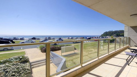 Ebbtide 3 - On Main Beach! - Accommodation Redcliffe 2
