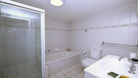 Ebbtide 3 - On Main Beach! - Accommodation Redcliffe 3