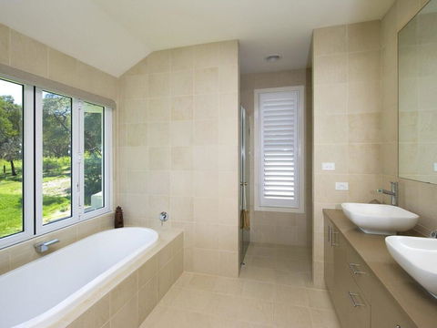 Echo Beach House, 16 Reflections Dr - Luxurious House With Magnificent Pool And Ducted Air - Accommodation Redcliffe 2