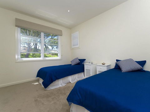 Echo Beach House, 16 Reflections Dr - Luxurious House With Magnificent Pool And Ducted Air - Accommodation Redcliffe 3