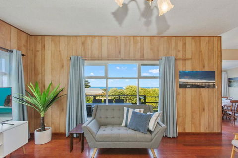 EIGHTY STEPS - Walk To The Ocean Edge - Accommodation Redcliffe 0