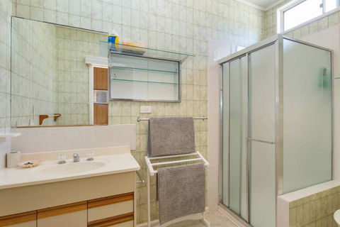 EIGHTY STEPS - Walk To The Ocean Edge - Accommodation Redcliffe 1