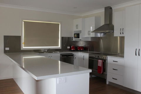 Elm Cottage - Accommodation Redcliffe 0