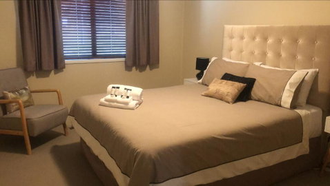 ELSINOR Townhouse 2 - Accommodation Redcliffe 1