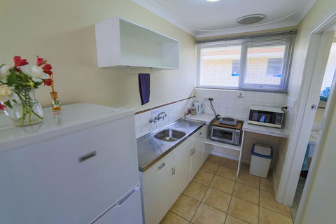 Emu Point Motel - Accommodation Redcliffe 2