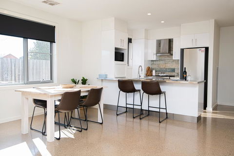Endsleigh II - Cosy 2 Bedroom Villa, Free Wifi, Near CBD - Accommodation Redcliffe 0