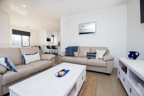 Endsleigh II - Cosy 2 Bedroom Villa, Free Wifi, Near CBD - Accommodation Redcliffe 2