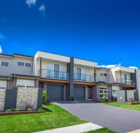 Escape At Nobbys Executive Townhouse 1 74 Pacific Drive - Accommodation Redcliffe