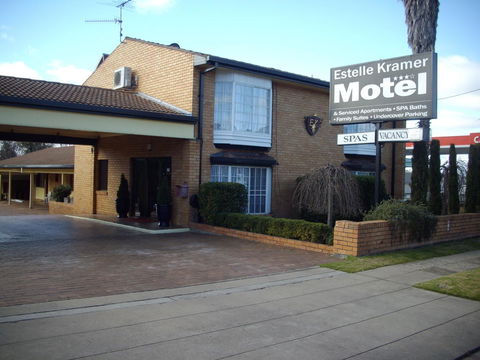 Estelle Kramer Motel - Accommodation Redcliffe 0