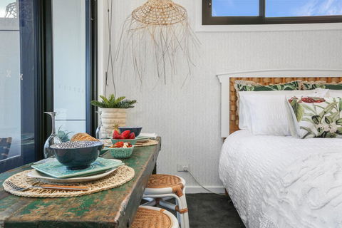 Eternity 141 - Room With Private Bathroom, Balcony Bed & Breakfast - Accommodation Redcliffe 3
