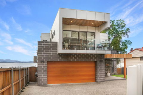 Eternity 141 - Room With Private Bathroom, Balcony Bed & Breakfast - Accommodation Redcliffe 1