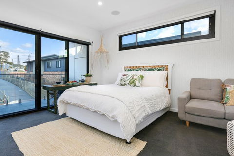 Eternity 141 - Room With Private Bathroom, Balcony Bed & Breakfast - Accommodation Redcliffe 2