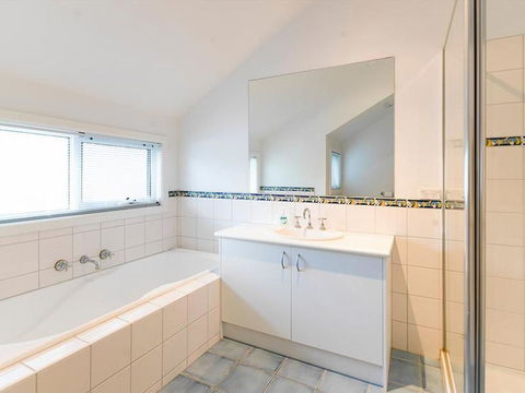 EVERGREEN BEACH HOUSE - Accommodation Redcliffe 2