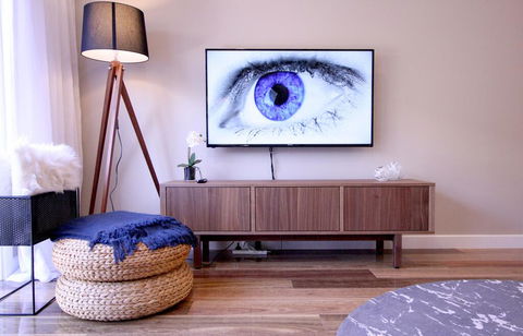EVOLVE Near Adelaide CBD - Netflix / Wine / Lock Up Garage! - Accommodation Redcliffe 1