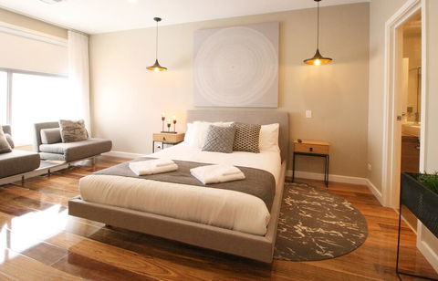 EVOLVE Near Adelaide CBD - Netflix / Wine / Lock Up Garage! - Accommodation Redcliffe 0