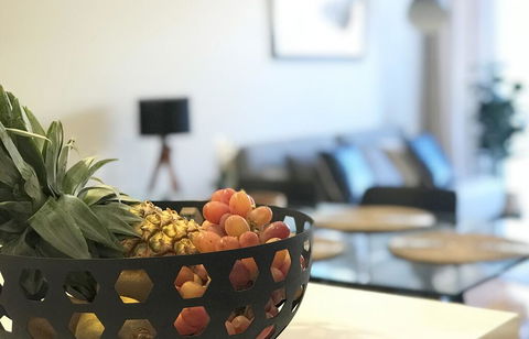 EVOLVE Near Adelaide CBD - Netflix / Wine / Lock Up Garage! - Accommodation Redcliffe 3