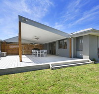 Fairway Views Pet Friendly house with WiFi AC Heating walk to beach - Accommodation Redcliffe