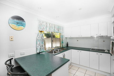 Family Getaway Close To Beach And Restaurants - Accommodation Redcliffe 1