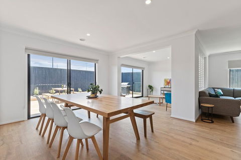 Family Holiday Paradise - New Modern Beach House - Accommodation Redcliffe 3