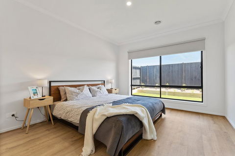 Family Holiday Paradise - New Modern Beach House - Accommodation Redcliffe 2