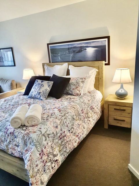 FAMILY ISLAND GETAWAY - BEACHFRONT APARTMENT - Accommodation Redcliffe 3