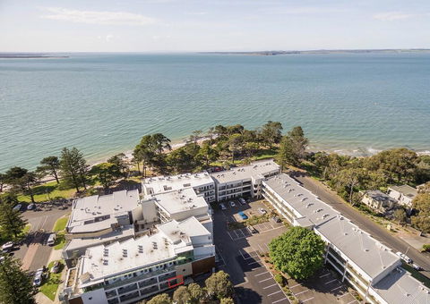 FAMILY ISLAND GETAWAY - BEACHFRONT APARTMENT - Accommodation Redcliffe 0