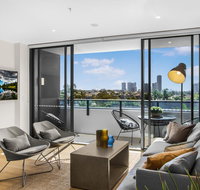 Family Unit with Parking Balcony Pool near Beach - Accommodation Redcliffe