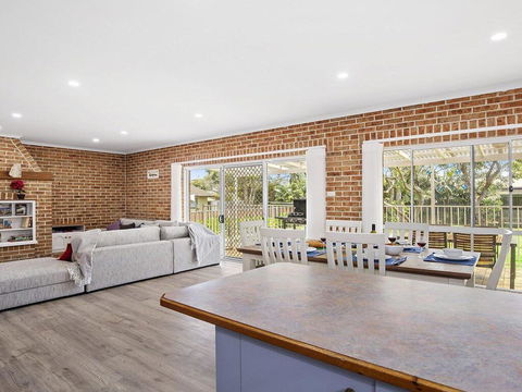 Fern Way Beach House - 70m To Beach - Accommodation Redcliffe 1