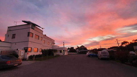 Fish Creek Hotel - Accommodation Redcliffe 0