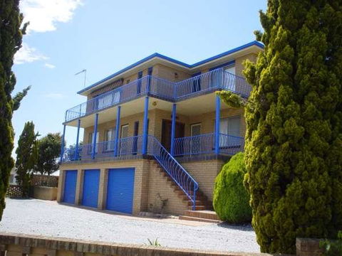 Flat 2 - 3 Bay Lane - Accommodation Redcliffe 0