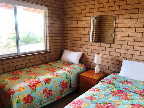Flat 2 - 3 Bay Lane - Accommodation Redcliffe 3