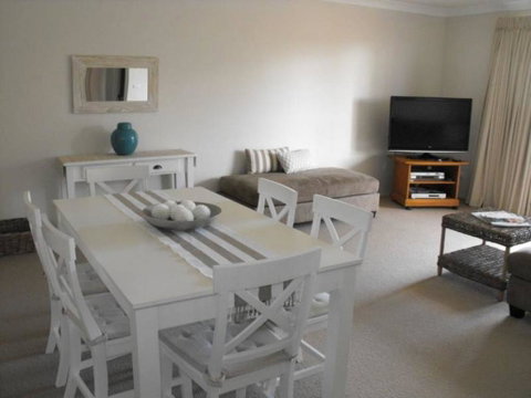 Fleur Court, Unit 9, 26-28 Head Street - Accommodation Redcliffe 3