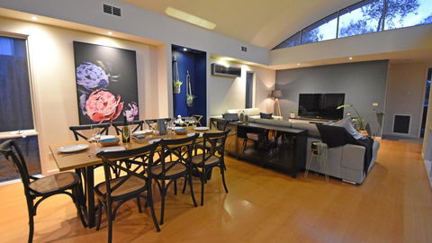 FLORENCE HOUSE Sundrenched Luxury With Pool & Deck - Accommodation Redcliffe 3