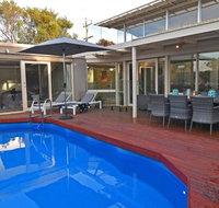 FLORENCE HOUSE Sundrenched Luxury with Pool  Deck - Accommodation Redcliffe