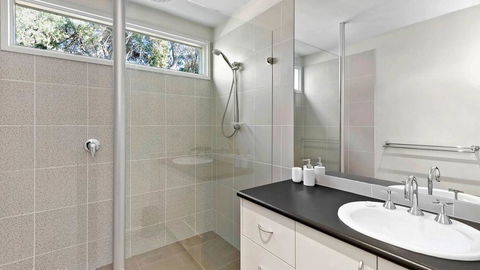 FLORENCE HOUSE Sundrenched Luxury With Pool & Deck - Accommodation Redcliffe 1