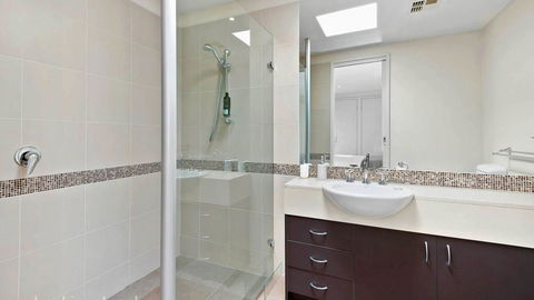 FLORENCE HOUSE Sundrenched Luxury With Pool & Deck - Accommodation Redcliffe 2