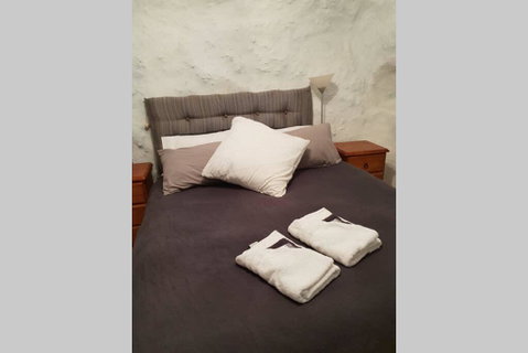 Fossickers Den Dugout Accommodation - Accommodation Redcliffe 0