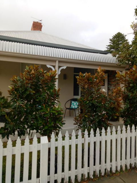 FUNKY COTTAGE - Accommodation Redcliffe 0