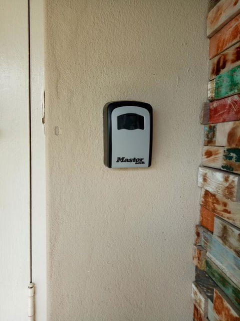 FUNKY COTTAGE - Accommodation Redcliffe 3