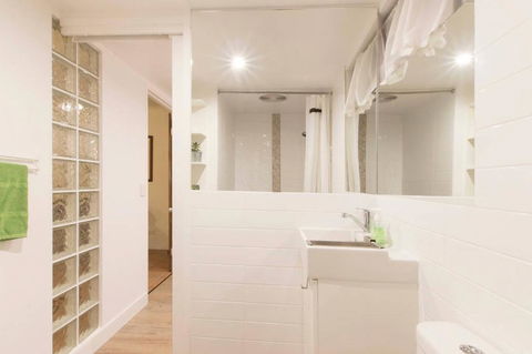 Funky, Central Studio - Accommodation Redcliffe 3
