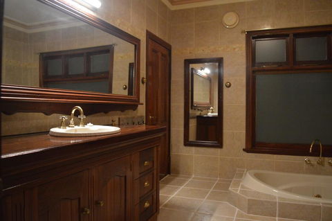 Gargoyle Lodge - Accommodation Redcliffe 2